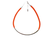 Halskette mit orangefarbenen geflochtenen Lederband silberfarb. Anhänger Top