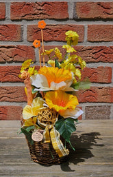 Casa-Poador Gesteck im Korb Osterglocken Primel Kunstblumen Frühling Dekoration