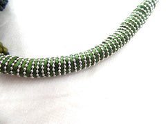 Halskette Collier 16 cm D. Band Grün Knoten silber / grün / olivefarbene Perlen