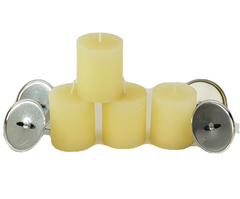 Kerzen 4 Stück Stumpenkerzen durchgefärbt Creme Champagner mit Kerzenteller