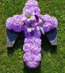 Grabgesteck Kreuz Styroporkreuz künstlich Nelken Lilien Friedhof Grabschmuck