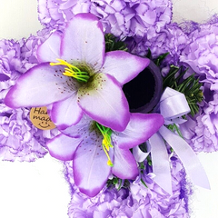 Grabgesteck Kreuz Styroporkreuz künstlich Nelken Lilien Friedhof Grabschmuck