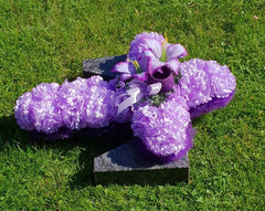 Grabgesteck Kreuz Styroporkreuz künstlich Nelken Lilien Friedhof Grabschmuck