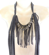 Schal Fransenschal Grau Dekoelemente silberfarbene Perlen Ringe Fransen