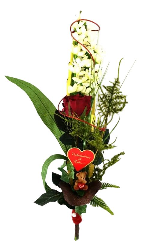 stufig gebundener künstlicher Strauß mit roter Rose niedlicher Bärchenfigur und Valentinsstecker