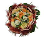 FRÜHLINGSSTRAUß LACHS Rosen weiße Chrysanthemen Perlen Band Federn