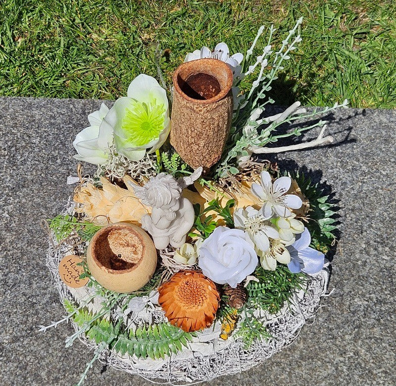 Casa-Poador Grabschmuck Gesteck Exoten Weiß Grün Natur Zapfen künstlich Engel