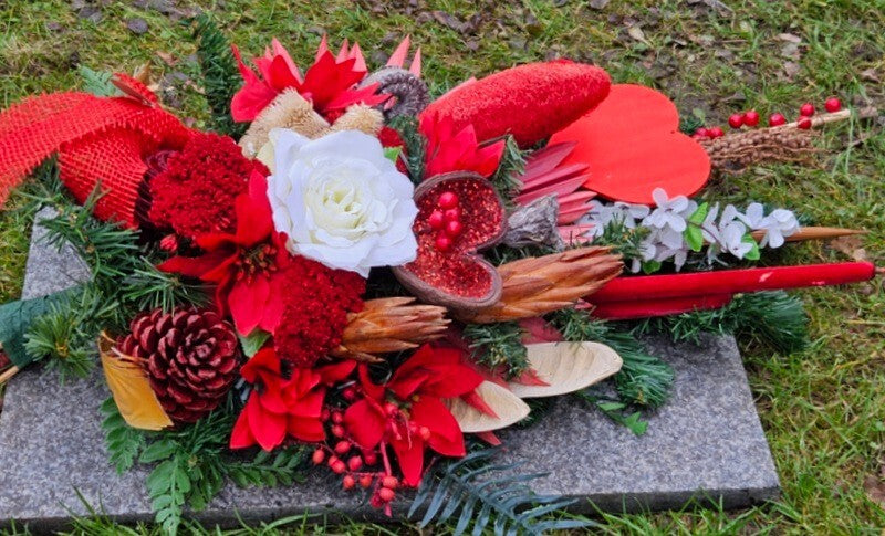 Casa-Poador Grabgesteck Strauß Rot Natur Naturmaterial Exoten Rose Herz Friedhof