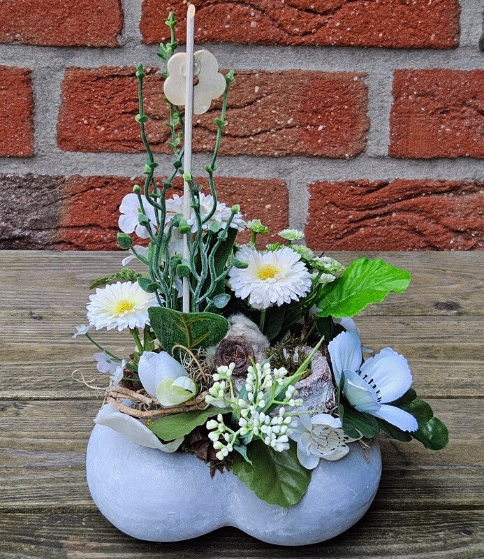Casa-Poador Herzgesteck 15 cm künstlich Beton Weiß Grau Kunstblumen Bellis