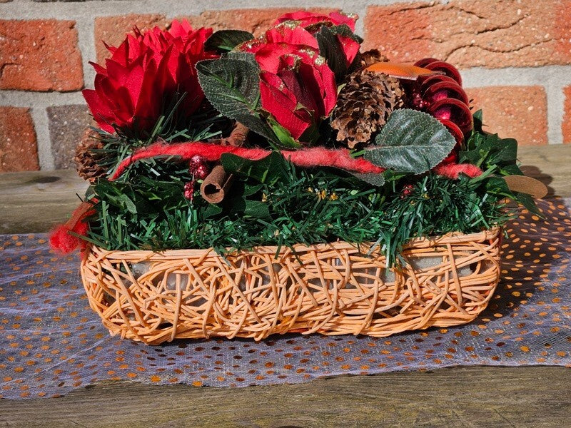 Casa-Poador Weihnachtsgesteck künstliche Accessoires Zapfen Tanne Kugeln Rosen