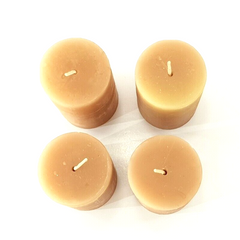 Kerzen 4 Stück Stumpenkerzen durchgefärbt Caramel mit Kerzenteller