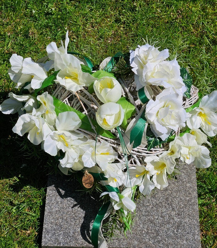 Casa-Poador Herz Rebengesteck Weiß Creme Kunstblumen Gladiolen Geschenk Friedhof