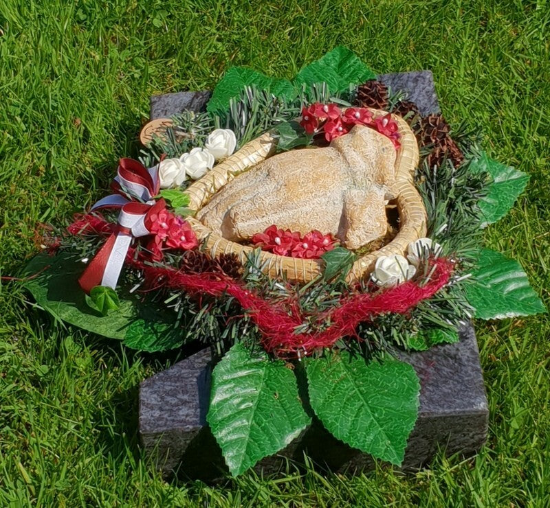 Grabschmuck Strohherz Gesteck betende Hände Kunstblumen Natur Gedenken