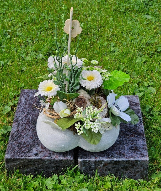 Casa-Poador Herzgesteck 15 cm künstlich Beton Weiß Grau Kunstblumen Bellis