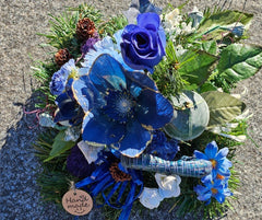 Grabschmuck Gesteck Kissen künstliche Blumen Tanne Christrose Blau Friedhof
