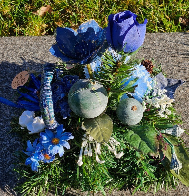 Grabschmuck Gesteck Kissen künstliche Blumen Tanne Christrose Blau Friedhof