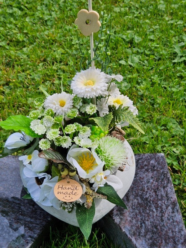 Casa-Poador Herzgesteck 15 cm künstlich Beton Weiß Grau Kunstblumen Bellis