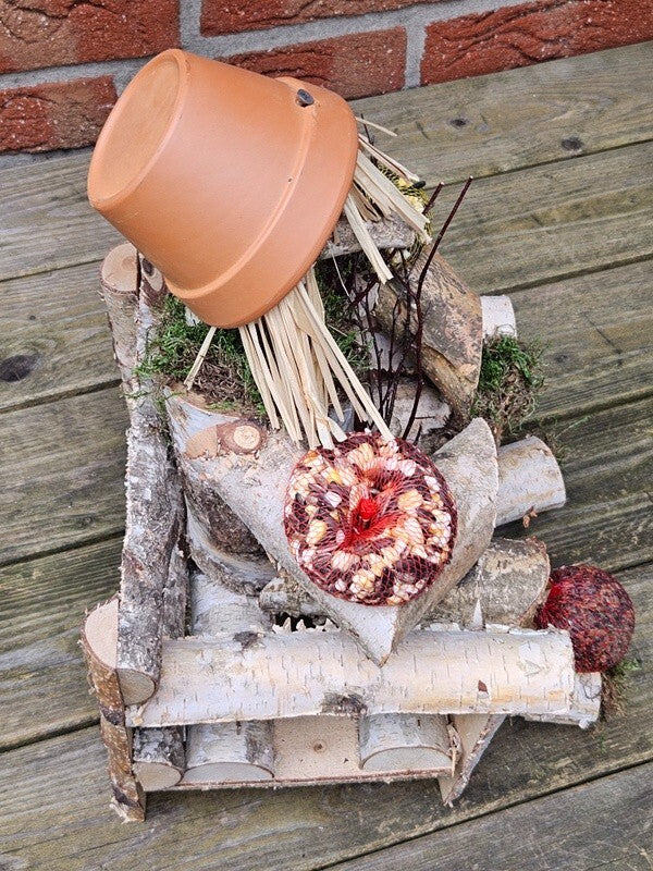 Vogelfutter Figur Männchen schöne Dekoration Sonnenblumenkerne Mais Futter Mix