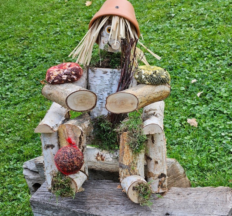Vogelfutter Figur Männchen schöne Dekoration Sonnenblumenkerne Mais Futter Mix