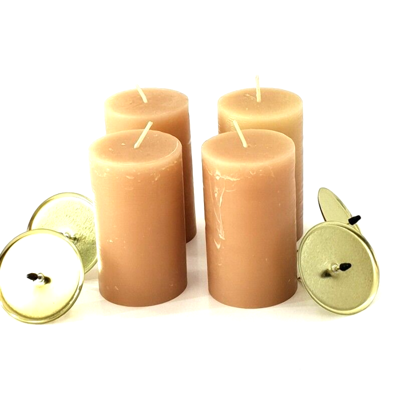 Kerzen 4 Stück Stumpenkerzen durchgefärbt Caramel mit Kerzenteller