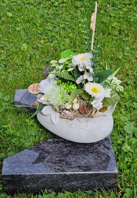Casa-Poador Herzgesteck 15 cm künstlich Beton Weiß Grau Kunstblumen Bellis