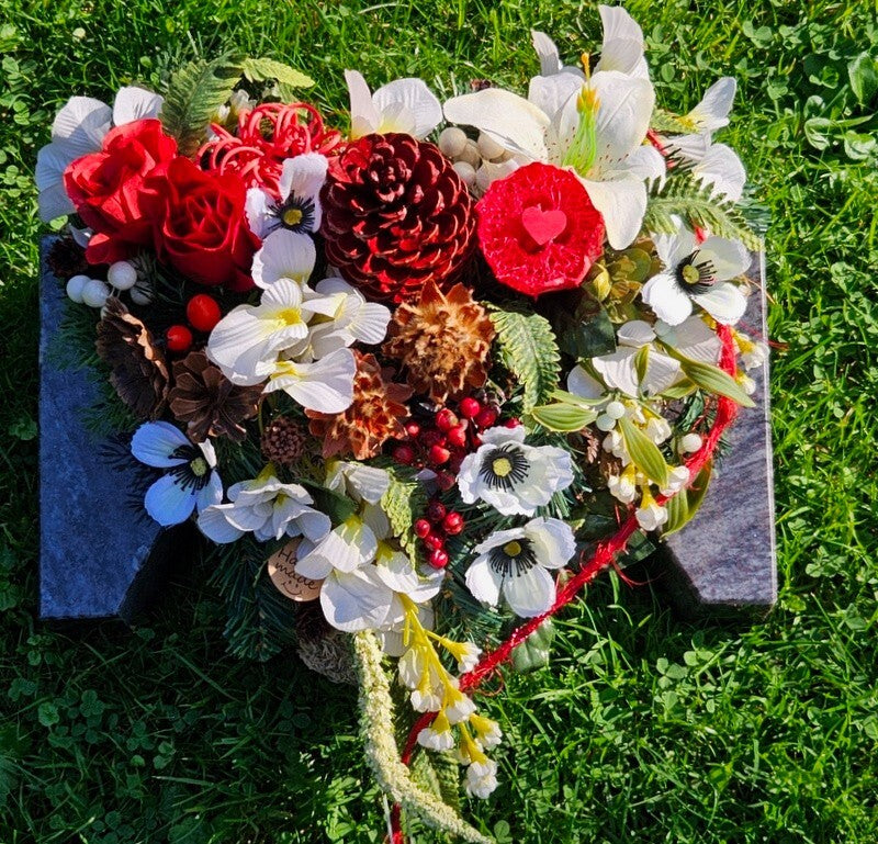 Grabschmuck Herz Kissen Moos 30 cm rot Weiß Rose Kunstblumen Zapfen Grabgesteck