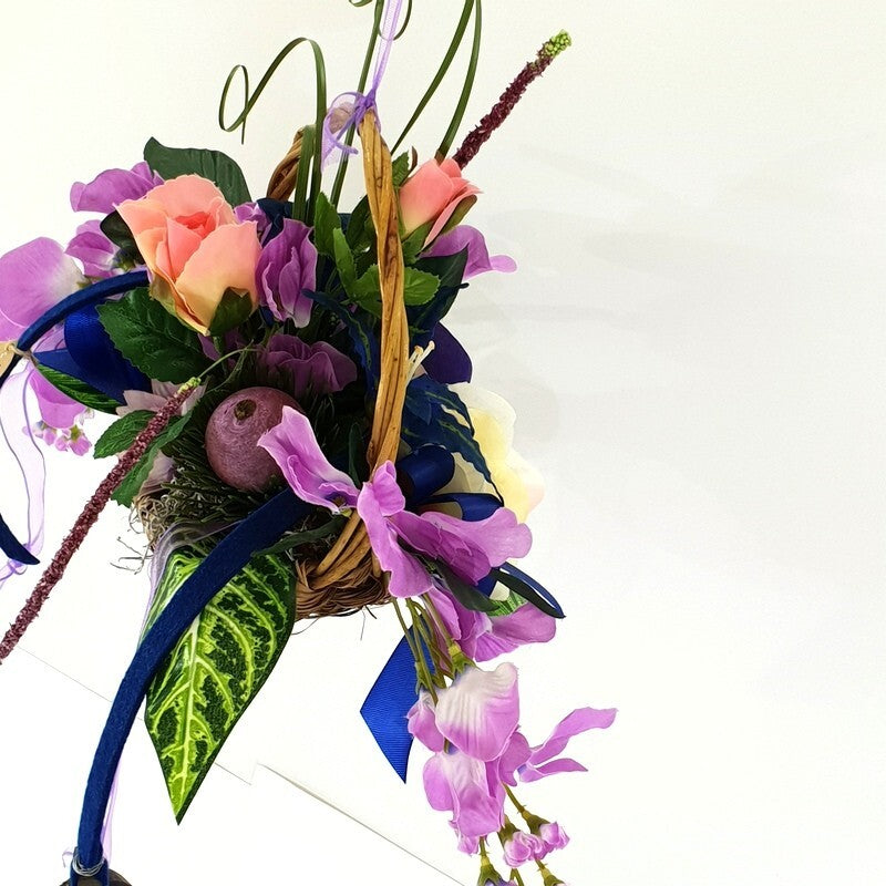 Hängekorb Gesteck Seide Lila Blau Kunstblumen Blauregen Rosen Fenster Dekoration