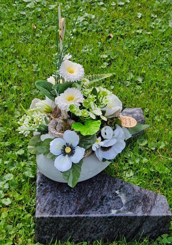 Casa-Poador Herzgesteck 15 cm künstlich Beton Weiß Grau Kunstblumen Bellis