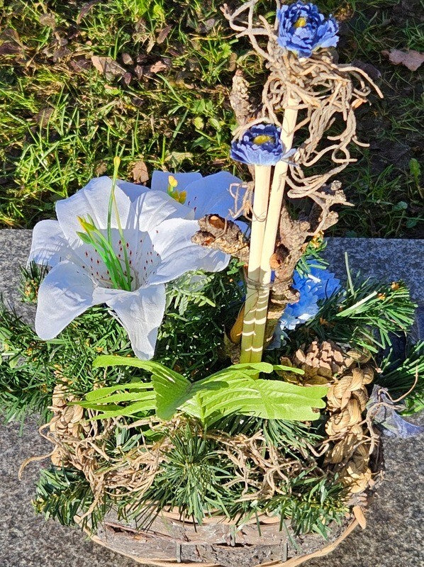 Casa-Poador Grabschmuck Grabgesteck Blau Weiß Lilien Zapfen Kunstblumen Tanne