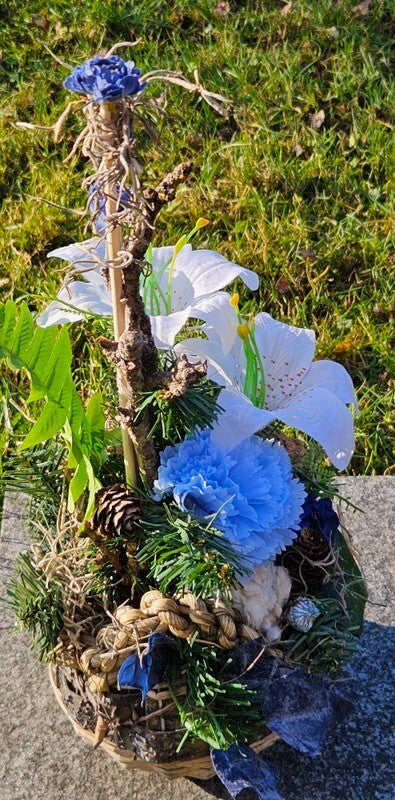 Casa-Poador Grabschmuck Grabgesteck Blau Weiß Lilien Zapfen Kunstblumen Tanne