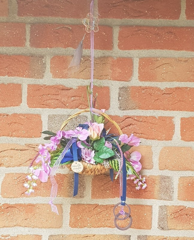 Hängekorb Gesteck Seide Lila Blau Kunstblumen Blauregen Rosen Fenster Dekoration