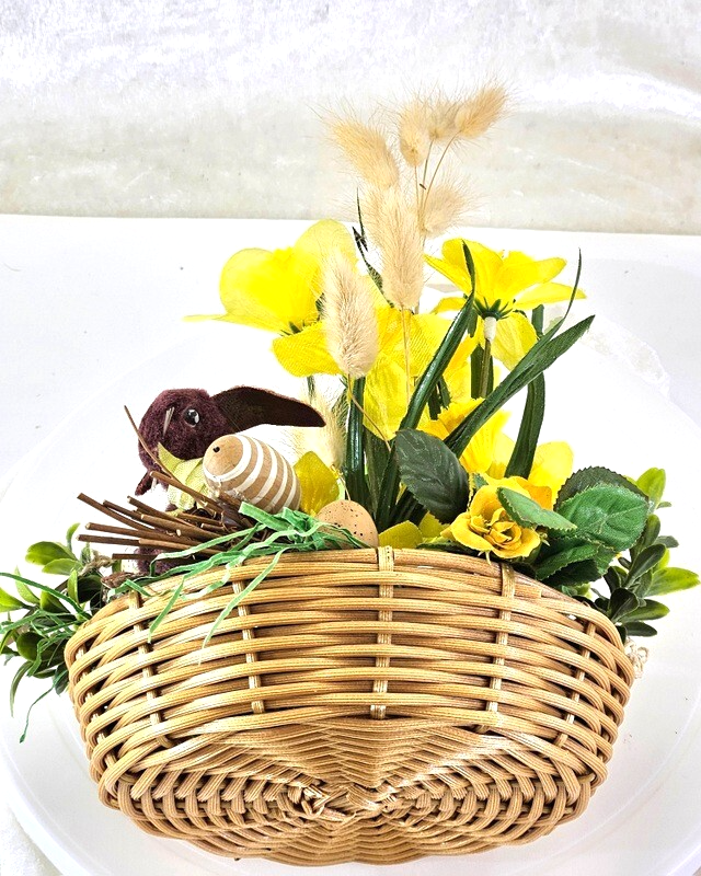 Casa-Poador Gesteck im Korb Osterglocken Lagurus Hase Kunstblumen Frühling Deko
