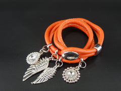 Armband Wickelarmband Leder Orange silberfarbene Flügel & Straß Anhänger Top
