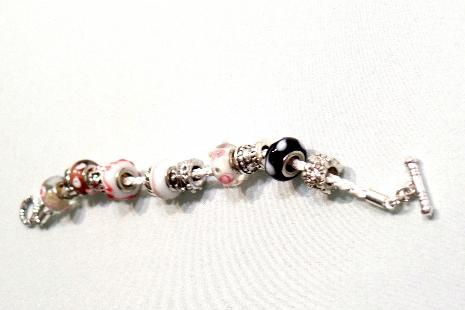 Armband mit Leder in Weiß, Rosa, Silberfarbene Perlen, Knebelverschluss Top