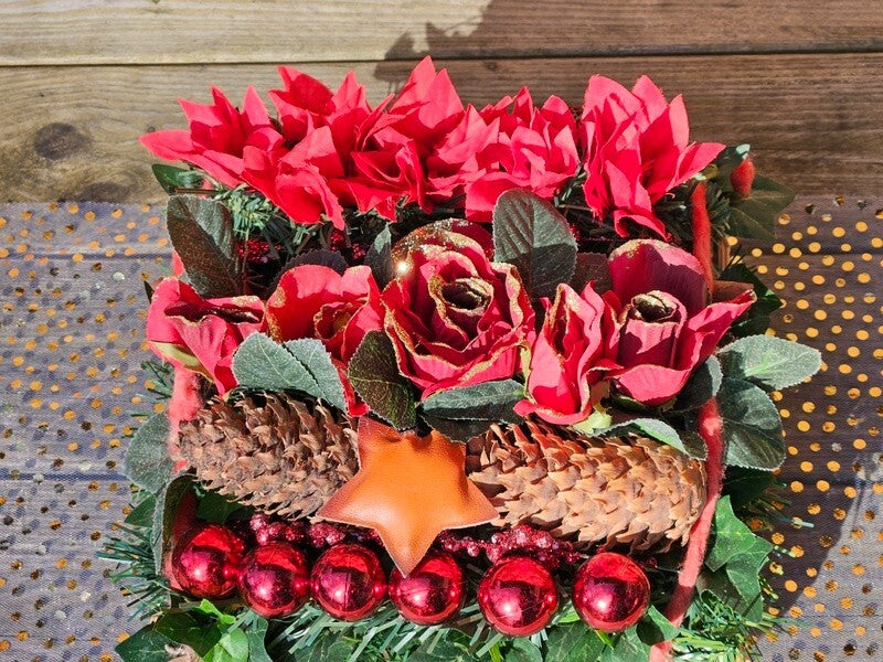 Casa-Poador Weihnachtsgesteck künstliche Accessoires Zapfen Tanne Kugeln Rosen