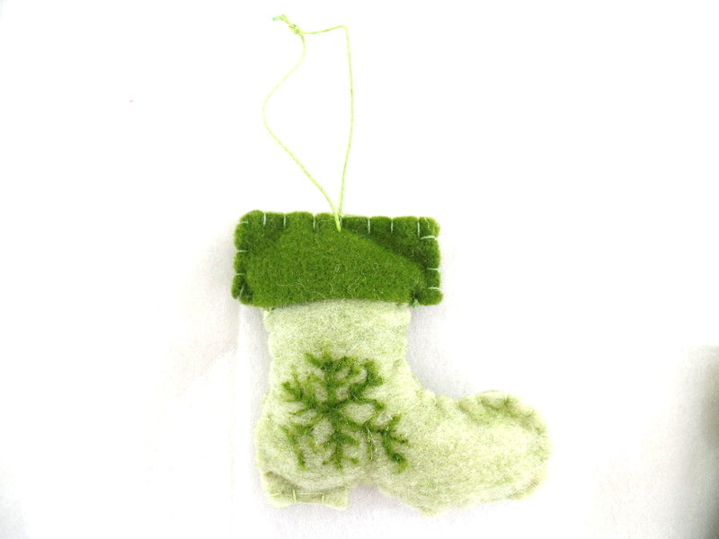 4 Stück Baumschmuck/Filzanhänger Stiefel hell dunkel grün bestickt ca 11 x 11 cm