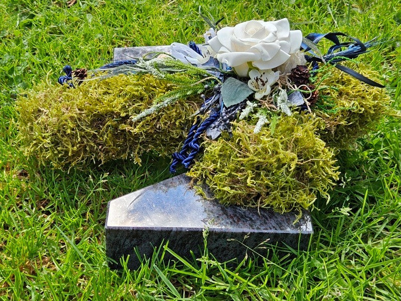 Grabschmuck Gesteck Moos Kreuz künstliche Blumen Weiß Blau Natur Friedhof