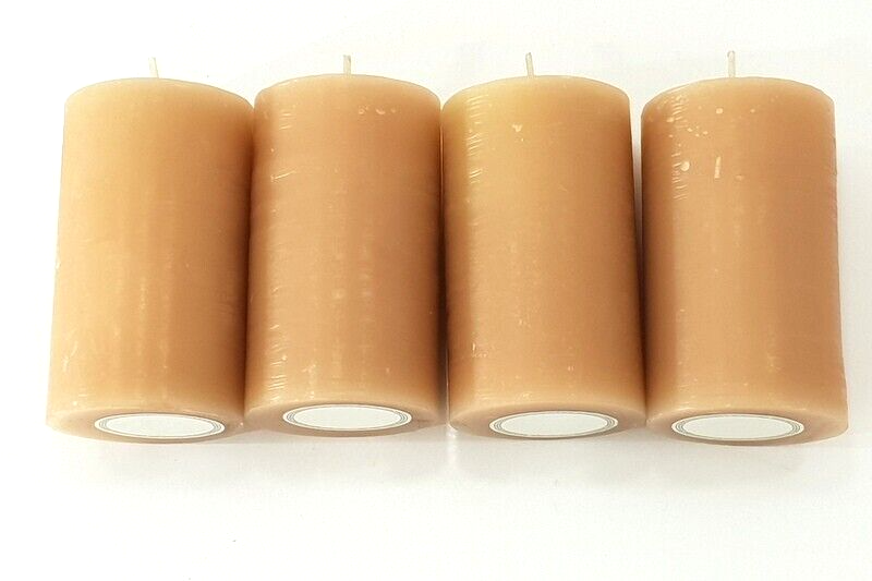 Kerzen 4 Stück Stumpenkerzen durchgefärbt Caramel mit Kerzenteller