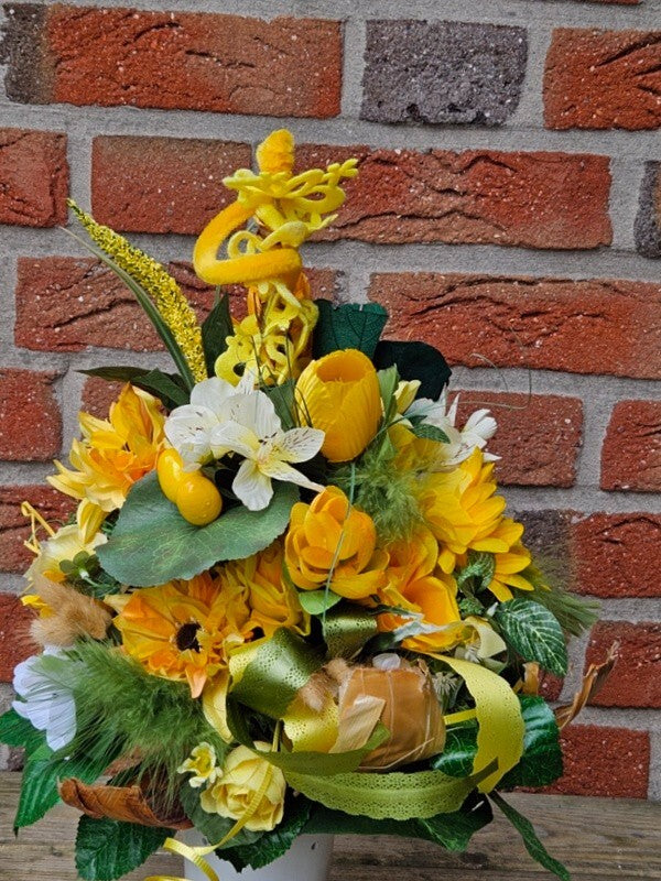 Strauß Osterstrauss Gelb Weiß  Seide Kunstblumen Tulpen Eier Federn Kücken Deko