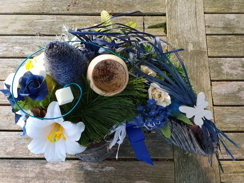 Grabschmuck Gesteck künstliche Blumen Tropfen Weiß Blau Naturmaterial Friedhof