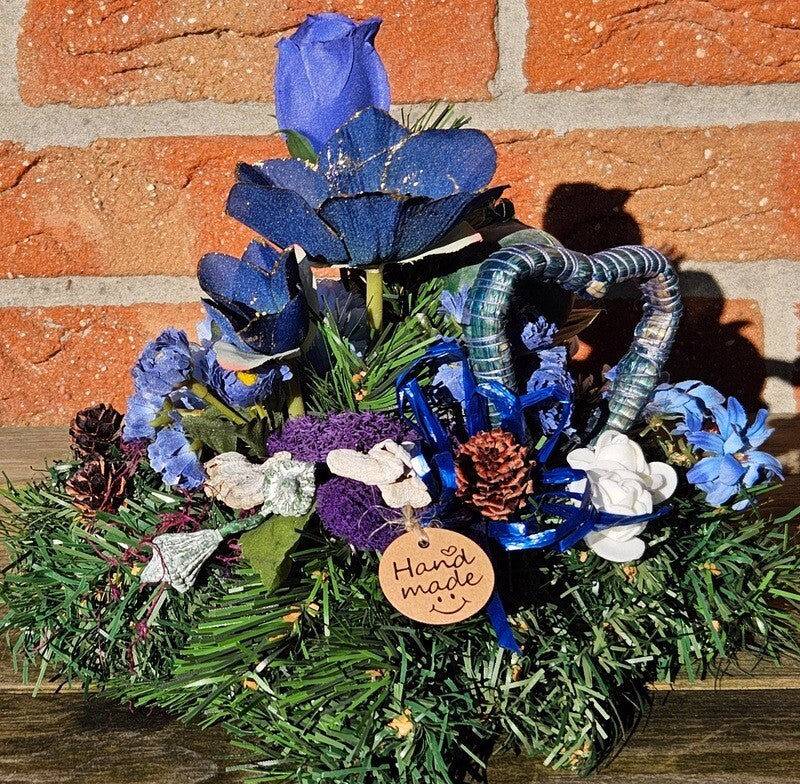 Grabschmuck Gesteck Kissen künstliche Blumen Tanne Christrose Blau Friedhof