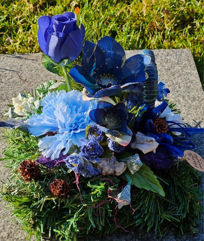 Grabschmuck Gesteck Kissen künstliche Blumen Tanne Christrose Blau Friedhof