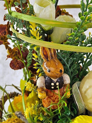 Casa-Poador Gesteck im Korb Osterglocken  Kunstblumen Frühling Hase Dekoration