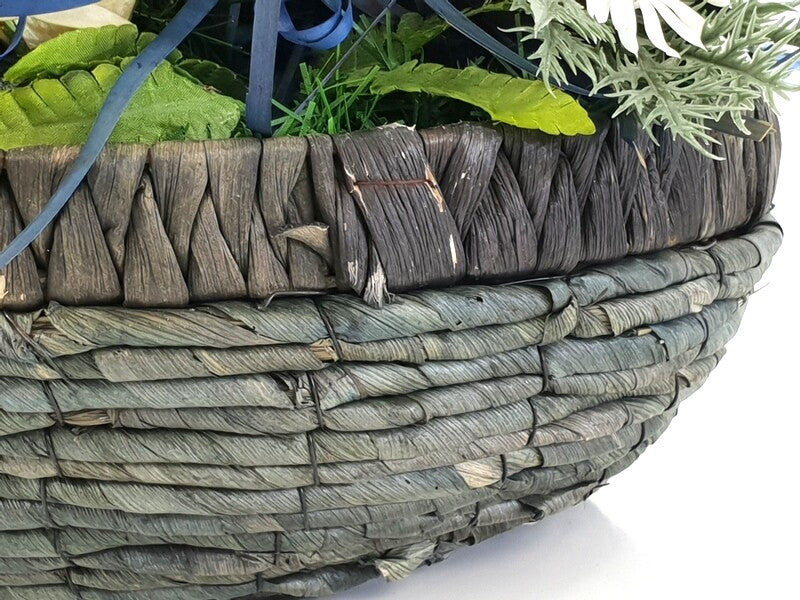 Grabschmuck Gesteck künstliche Blumen Tropfen Weiß Blau Naturmaterial Friedhof