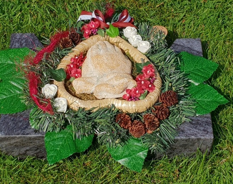 Grabschmuck Strohherz Gesteck betende Hände Kunstblumen Natur Gedenken