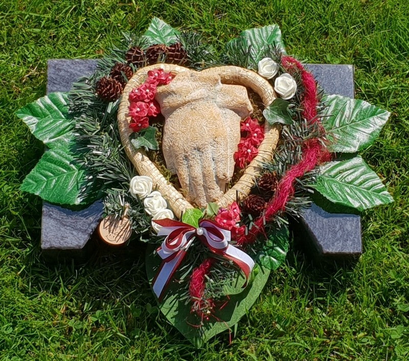 Grabschmuck Strohherz Gesteck betende Hände Kunstblumen Natur Gedenken