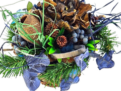 Grabschmuck Grabgesteck Blau Natur Seidentanne Zapfen Kunstblumen Korb