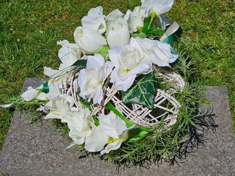 Casa-Poador Herz Rebengesteck Weiß Creme Kunstblumen Gladiolen Geschenk Friedhof