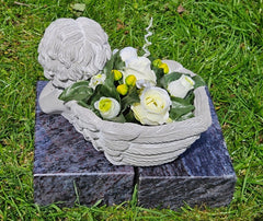 Casa-Poador Gesteck künstlich in Engelschale Beton Weiß Grau Kunstblumen 14 cm H