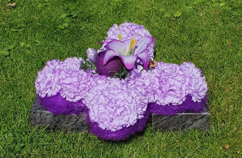 Grabgesteck Kreuz Styroporkreuz künstlich Nelken Lilien Friedhof Grabschmuck